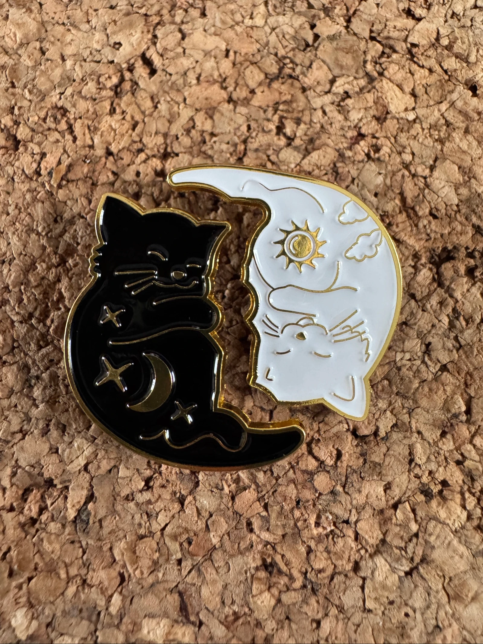Lot de 2 Pin’s chat yin et yang 